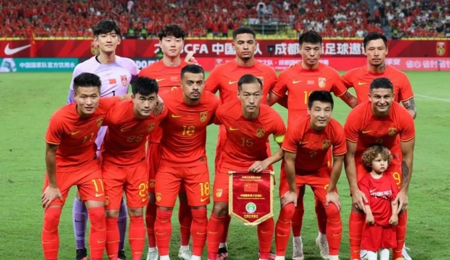 包含亚洲足球盛事前夕，球队集结训练备战决胜战的词条