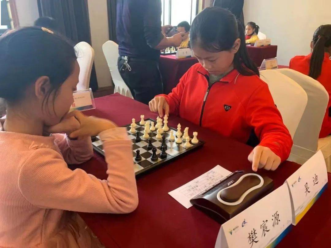 包含激烈博弈中，球员们斗志昂扬争夺胜利的词条