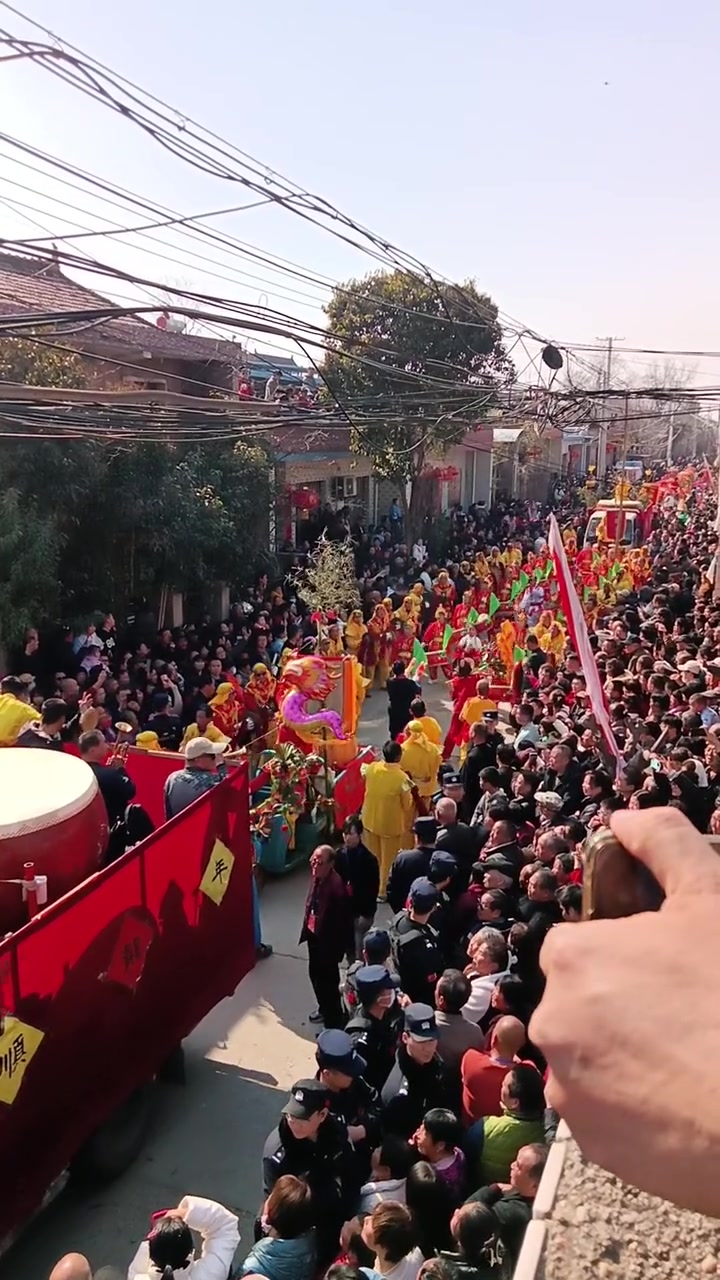 包含红红火火的比赛现场，场面激烈的词条