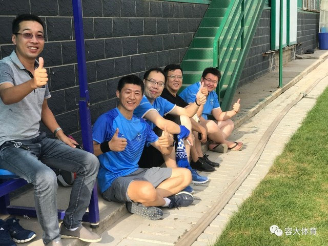 观众送上掌声，感谢运动员的精彩表现的简单介绍