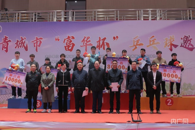 观众送上掌声，感谢运动员的精彩表现的简单介绍